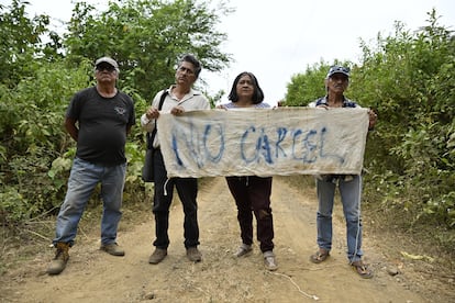 Comuneros vecinos protestan por la construcción en la provincia de Santa Elena, el 21 de junio 2024.