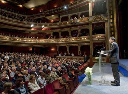 Patxi López se dirige a los asistentes al acto institucional de apoyo a las víctimas del terrorismo, ayer en el Teatro Principal de Vitoria.