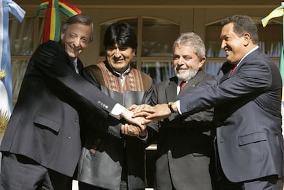 Néstor Kirchner (izquierda), Evo Morales, Luiz Inácio Lula da Silva y Hugo Chávez, durante una cumbre en Argentina, en mayo de 2008.