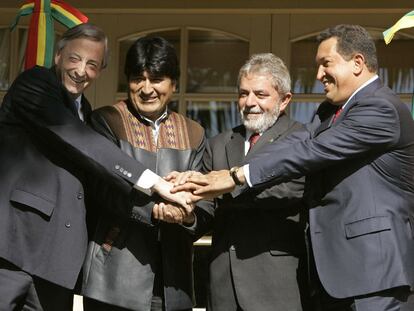 Néstor Kirchner (izquierda), Evo Morales, Luiz Inácio Lula da Silva y Hugo Chávez, durante una cumbre en Argentina, en mayo de 2008.