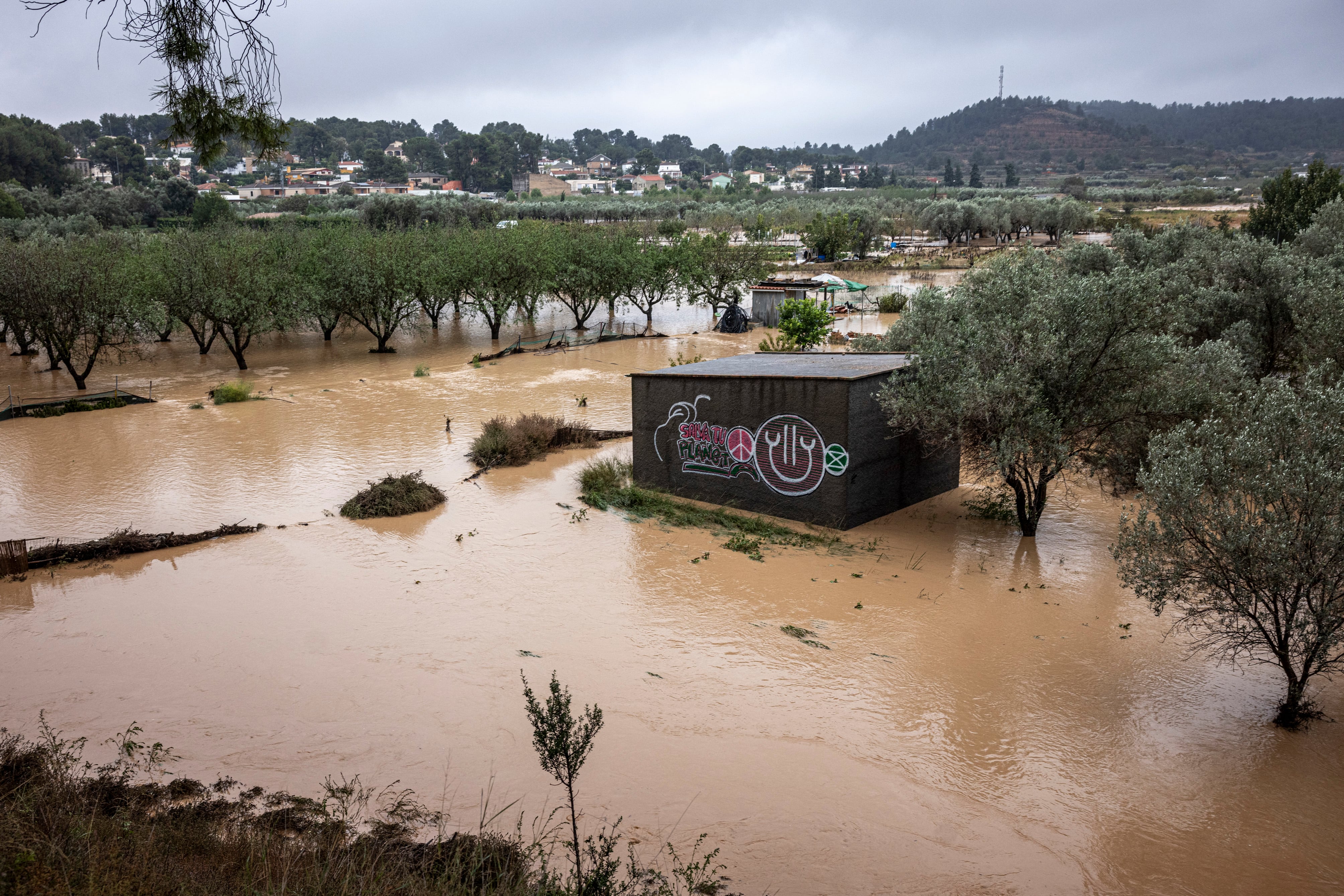 El temporal se ceba con el interior de Valencia, con un desaparecido y grandes crecidas de ríos y barrancos