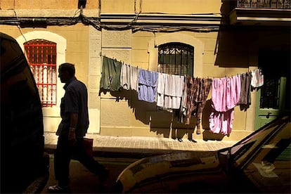 En el barrio de la Barceloneta, de Ciutat Vella, se advierten pisos sobreocupados.