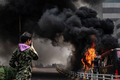 Algunos manifestantes han incendiado vehículos y algunos comercios. En la foto, un autobús de la policía en llamas.