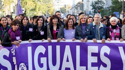 La ministra de Igualdad, Ana Redondo, tras la pancarta del PSOE de Madrid este 25 de noviembre de 2023. Junto a ella, otras compañeras de partido y ministras como Andrea Fernández, Francina Armengol, Isabel Rodríguez o Pilar Alegría.