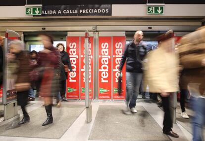 Decenas de personas acceden esta ma&ntilde;ana a un centro comercial que ha iniciado el periodo de rebajas de enero. 