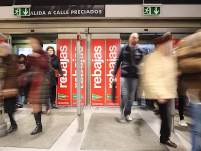 Decenas de personas acceden esta ma&ntilde;ana a un centro comercial que ha iniciado el periodo de rebajas de enero. 