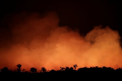 Cortina de fumaça produzida por um incêndio na Floresta Amazônica próximo a Humaita (AM). O fogo avança inclusive em áreas de proteção ambiental: só nesta semana foram registrados 68 incêndios em territórios indígenas e zonas de conservação.