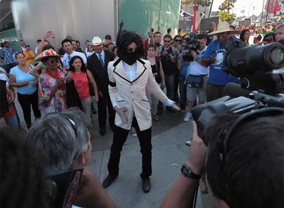 Los imitadores de Michael Jackson siguen rindiendo sus particulares homenajes al rey del pop en las calles de Los Ángeles