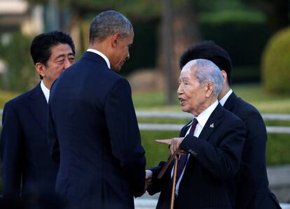 El presidente de Estados Unidos, Barack Obama, junto al Primer Ministro japonés, Shinzo Abe, saluda a Sunao Tsuboi, un superviviente de la bomba atómica de Hiroshima.