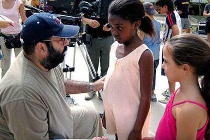 El director César Martínez Herrada, junto con Alba Imelda, una de las niñas protagonistas.