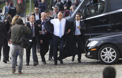 Rebelo de Sousa chega a pé ao Parlamento para fazer o juramento como presidente de Portugal.