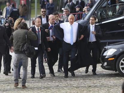 Rebelo de Sousa llega a pie al Parlamento para jurar como presidente de Portugal.