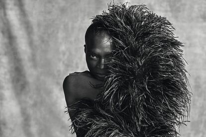 Debra Shaw con bodi de encaje negro y mangas de plumas negras de GUCCI.