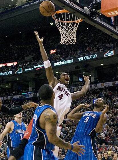 Bosh penetra a canasta ante la mirada de varios defensores de Orlando.