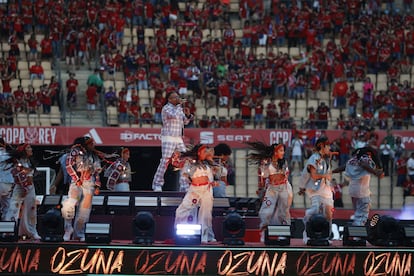 Actuación de Ozuna antes del comienzo del partido.
