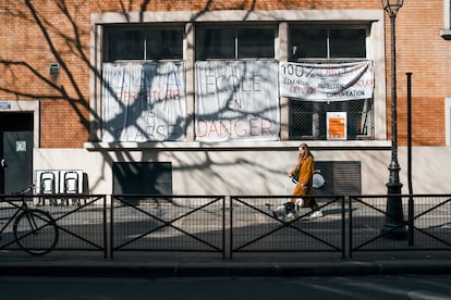 Carteles contra el cierre de aulas en la escuela Saint-Martin de París. 