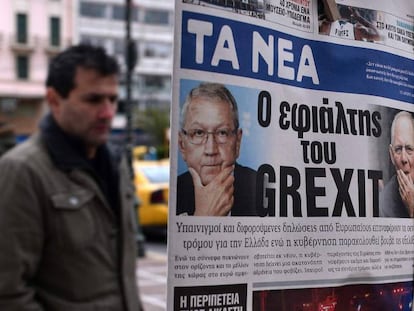 Un hombre mira en Atenas un periódico titulado 'La pesadilla del Grexit', a finales de enero.