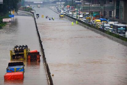 Un gran número de automóviles atrapados en una carretera de peaje inundada después de fuertes lluvias en Bekasi (Indonesia).