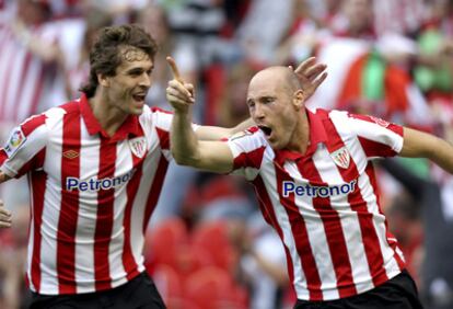 Gaizka Toquero celebra su gol junto con su compañero Llorente.