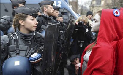 La fotografía tomada durante la última protesta de los 'chalecos amarillos'.