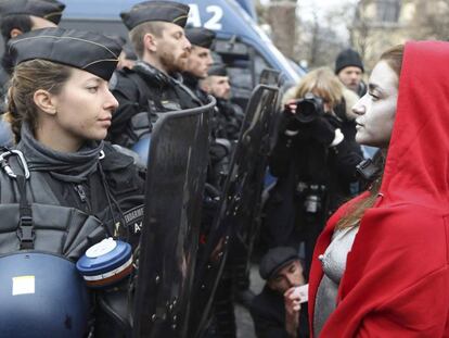 La fotografía tomada durante la última protesta de los 'chalecos amarillos'.