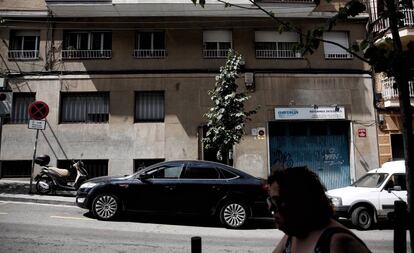 Una mujer pasa ante el edificio donde vivía la víctima en L'Hospitalet.