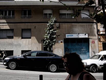 Una mujer pasa ante el edificio donde vivía la víctima en L'Hospitalet.