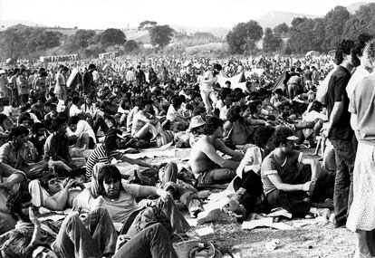 Vista general de algunos  jóvenes que acudieron a disfrutar del festival musical 'Canet Roc', en septiembre de 1978 en Barcelona.