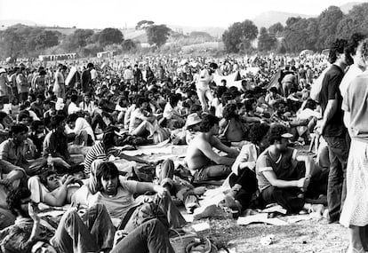 Vista general de algunos  jóvenes que acudieron a disfrutar del festival musical 'Canet Roc', en septiembre de 1978 en Barcelona.