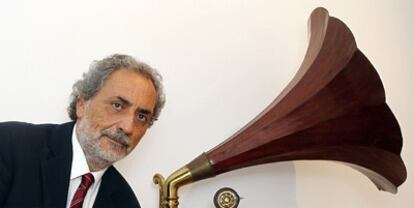 José Chamizo, el pasado viernes, en el Museo Flamenco de Sevilla. Por la trompetilla de la gramola le llegan las quejas ciudadanas.