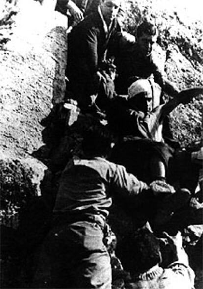 Evacuación de heridos en la sierra de Teruel, durante la Guerra Civil.