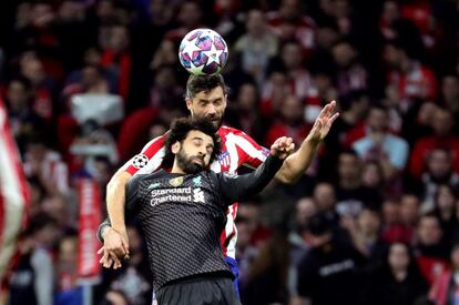 El defensa brasileño del Atlético de Madrid, Felipe (detrás), disputa un balón con Mohammed Salah, delantero egipcio del Liverpool.