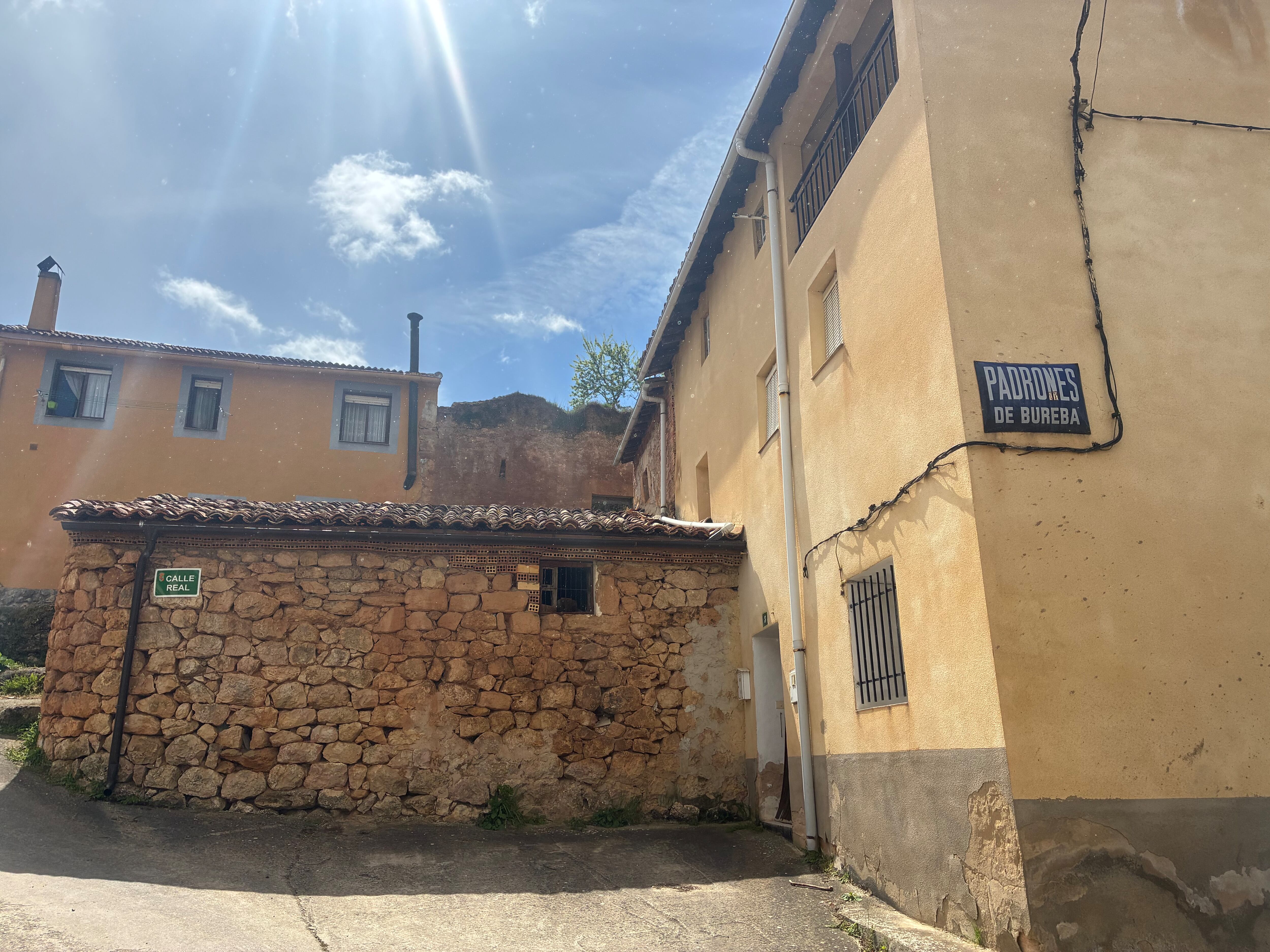 Padrones de Bureba (Burgos) sufre una acusada despoblación entre casas hundidas junto a otras que se mantienen.