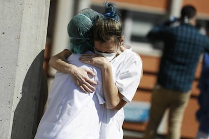 Dos sanitarias se abrazan durante una pausa en el exterior de Urgencias del hospital Severo Ochoa de Leganés (Madrid). / L. SEVILLANO