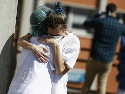 Dos sanitarias se abrazan durante una pausa en el exterior de Urgencias del hospital Severo Ochoa de Leganés (Madrid). / L. SEVILLANO
