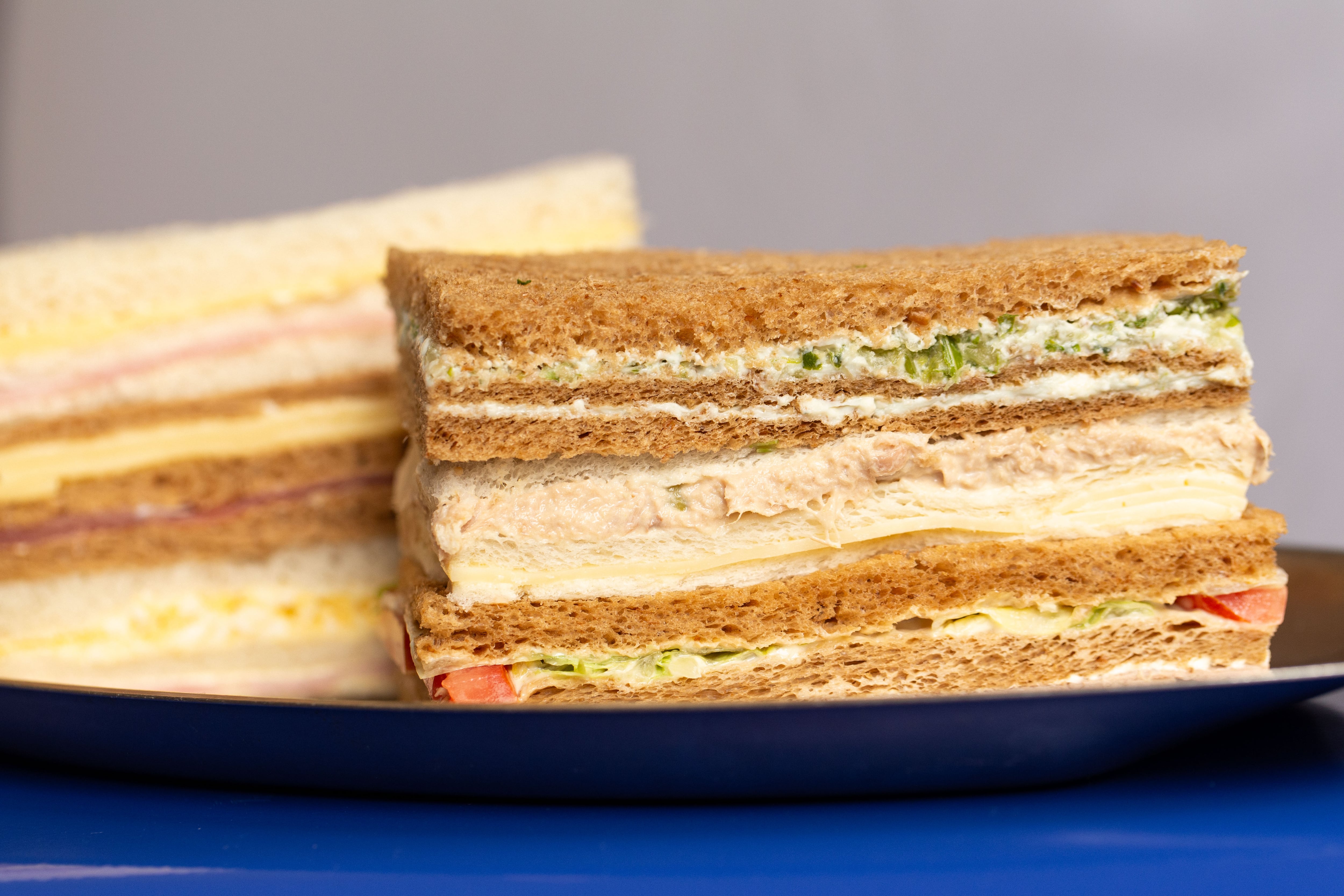 De apio y roquefort, de atún y queso y de carne, lechuga y tomate