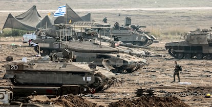 Soldados israelíes se preparan para unas maniobras terrestres en un lugar no revelado cerca de la frontera con Gaza, este lunes.