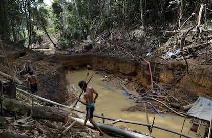 Índios Yanomami em um garimpo ilegal durante operação contra a mineração ilegal de ouro em terras indígenas, no coração da floresta amazônica.