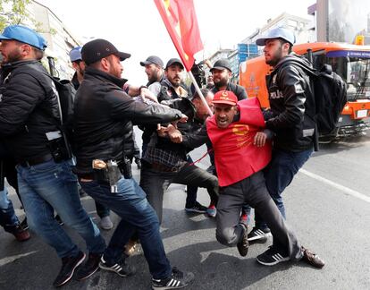 Un grupo de policías de paisano detienen a un manifestante que desafiaba la prohibición de manifestarse en la Plaza Taksim para celebrar el 1 de Mayo, en Estambul (Turquía).