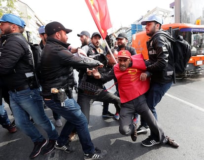 Un grupo de policías de paisano detienen a un manifestante que desafiaba la prohibición de manifestarse en la Plaza Taksim para celebrar el 1 de Mayo, en Estambul (Turquía).