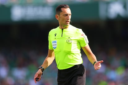 José María Sánchez Martínez arbitrando el partido entre el Real Betis y Osasuna de esta temporada.