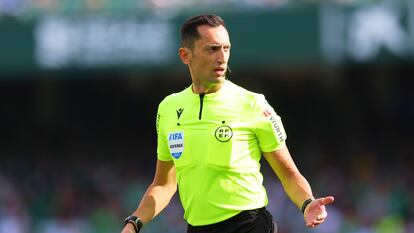 José María Sánchez Martínez arbitrando el partido entre el Real Betis y Osasuna de esta temporada.