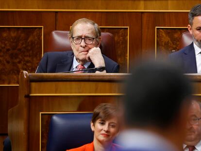 Ramón Tamames (izquierda) y Santiago Abascal escuchan la réplica de Pedro Sánchez, este martes durante la moción de censura en el Congreso.