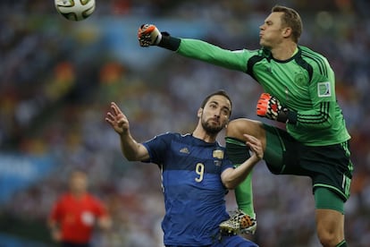 Gonzalo Higuaín y el portero de Alemania Manuel Neuer compiten por el balón.