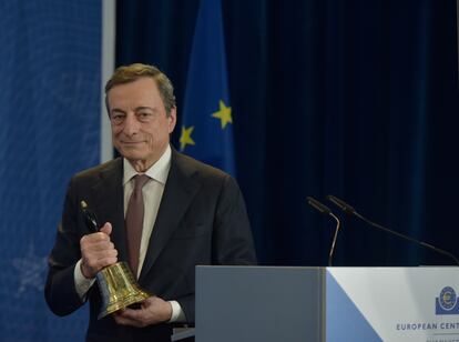 El expresidente del Banco Central Europeo, Mario Draghi, sostiene la campana honorífica durante su despedida del cargo en octubre de 2019.