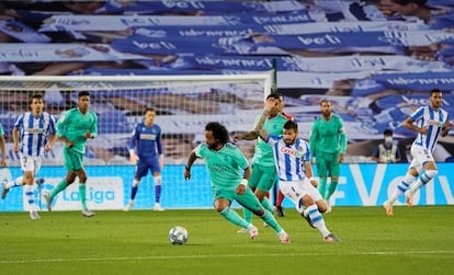 Marcelo regatea a Portu durante el duelo entre la Real Sociedad y el Madrid.