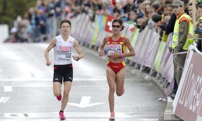 Aguilar, antes de lesionarse, corre junto a la suiza Neuenschwander.