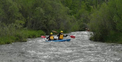 Turistas haciendo piraguismo en el Alto Tajo (Guadalajara)