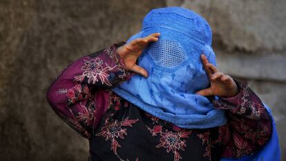 Una niña afgana intenta ver a través de su burka.