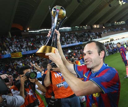 Iniestra levanta el trofeo tras ganar al Estudiantes en la final del Mundial de Clubes en el estadio Zayed Sports City de Abu Dabi (Emiratos Árabes Unidos), el 19 de diciembre de 2009. El FC hizo historia al ganar en un mismo año los seis títulos.